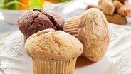 Drei Muffins auf einem Teller. © Fotolia Foto: Marco Mayer