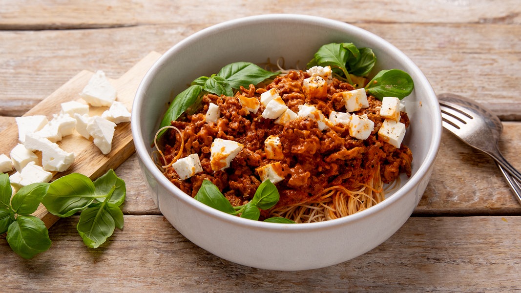 Maisnudeln in Tomaten-Hacksoße | NDR.de - Ratgeber - Kochen - Rezepte