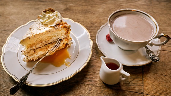 Ein Stück Nusstorte und eine Tasse heiße Schokolade © NDR/Megaherz Foto: Franz Lindinger