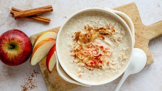 Eine Schale mit Overnight Oats. © NDR Foto: Claudia Timmann