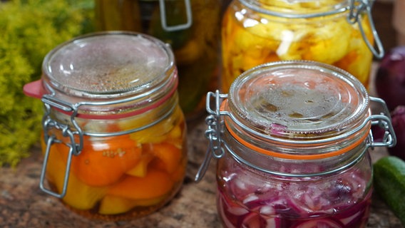 Pickles mit Blumenkohl, Gurken und Paprika in Gläsern © NDR Foto: Florian Kruck