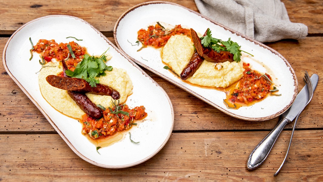 Salbei-Polenta mit Paprika-Relish und Merguez | NDR.de - Ratgeber ...