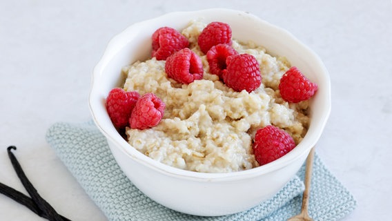 Eine Schale mit einem Porridge, garniert mit Himbeeren. © ZS-Verlag Foto: Claudia Timmann