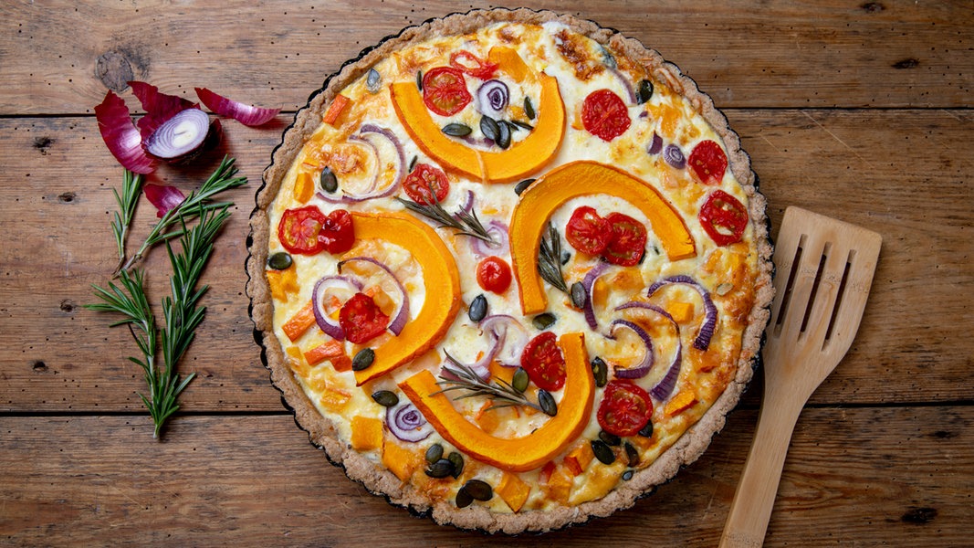 Hokkaido-Quiche mit Tomaten und Kürbiskernen | NDR.de - Ratgeber ...