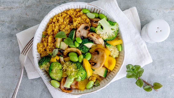 Eine Schale mit Quinoa und gedünstetem Gemüse. © NDR Foto: Claudia Timmann