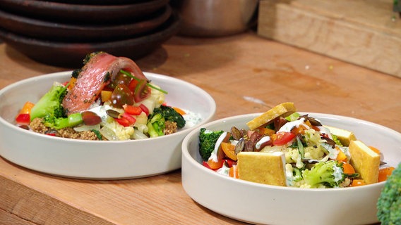 Zwei Schalen mit einer Quinoa-Bowl mit viel Gemüse. © NDR Foto: Screenshot