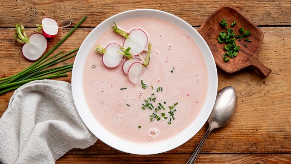 Ein Teller mit einer Radieschen-Suppe. © NDR Foto: Claudia Timmann