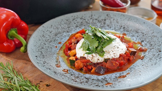 Ratatouille mit Frischkäse-Dip und Petersilie auf einem Teller © NDR Foto: Florian Kruck