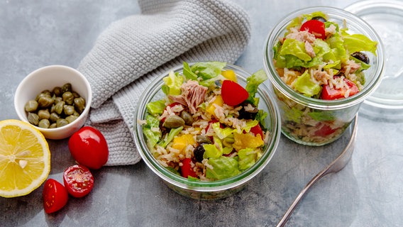 Zwei Gläser mit einem Thunfisch-Reissalat. © NDR Foto: Claudia Timmann