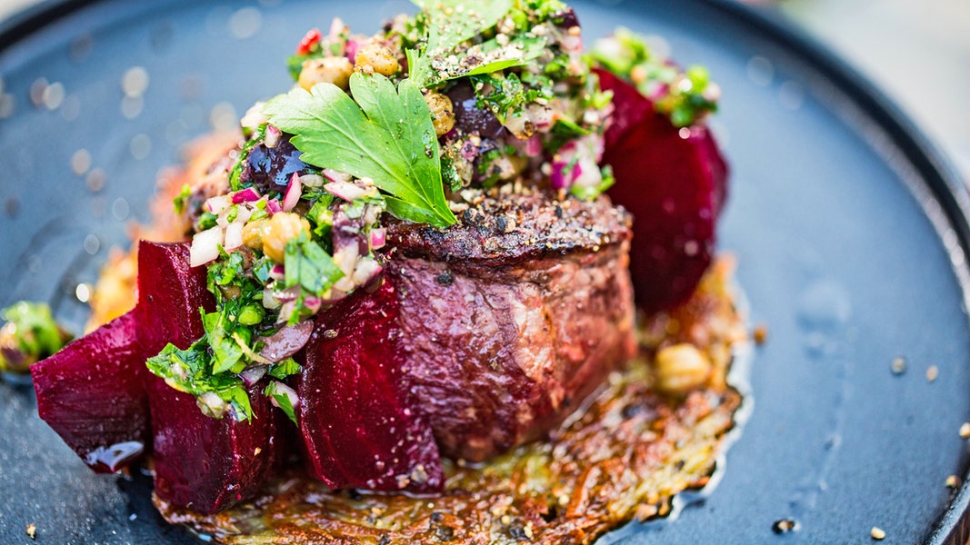 Rinderfilet mit geschmorter Roter Bete auf Rösti | NDR.de - Ratgeber ...