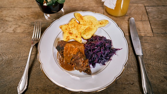 Rinderrouladen mit gebratener Polenta und Rotkohl auf einem Teller serviert © NDR/Megaherz Foto: Franz Lindinger