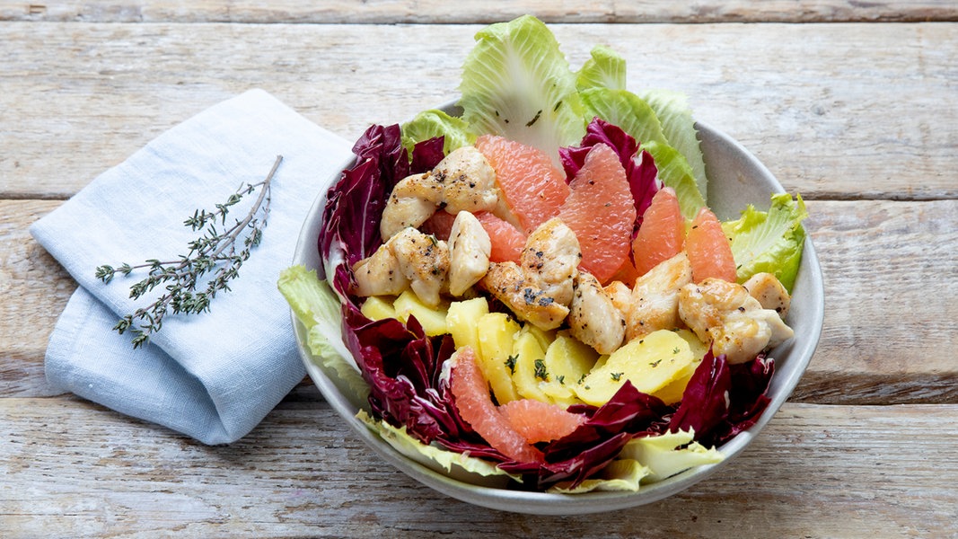 Hähnchen-Salat mit Grapefruit (Bitter-Salat-Bowl) | NDR.de - Ratgeber ...