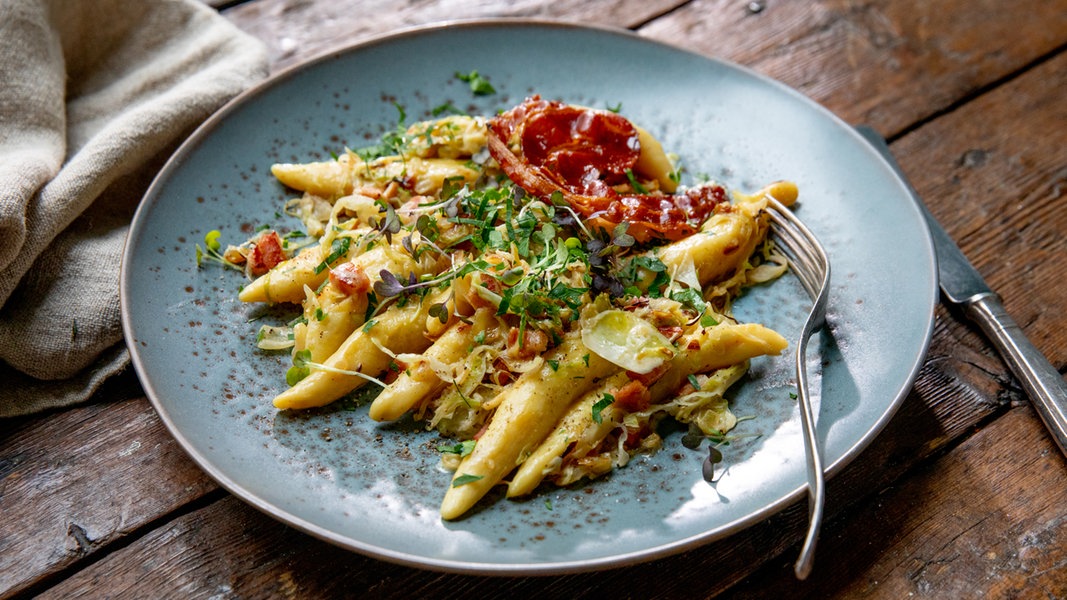 Schupfnudeln Mit Geröstetem Spitzkohl Und Pancetta | NDR.de - Ratgeber ...