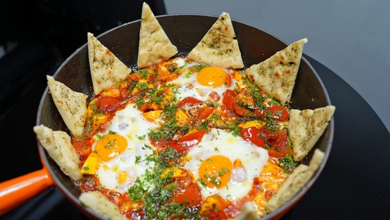 Shakshuka mit Fladenbrot in einer Pfanne serviert © WDR/2Bild GmbH 