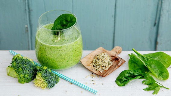 Grüner Eiweiß-Smoothie in einem Glas © NDR Foto: Claudia Timmann