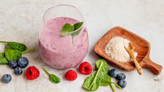 Ein Glas mit einem Beeren-Smoothie. © NDR Foto: Claudia Timmann