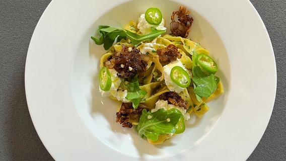 Tagliatelle mit Ricotta und Rucola auf einem weißen Teller angerichtet © NDR 