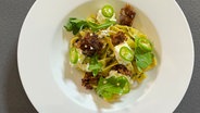 Tagliatelle mit Ricotta und Rucola auf einem weißen Teller angerichtet © NDR 