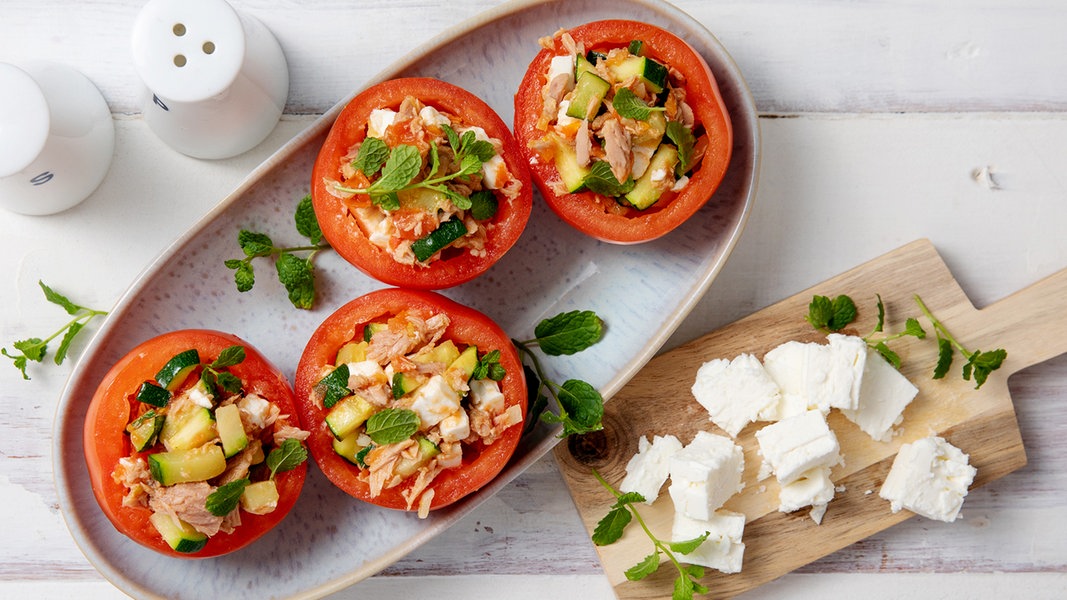 Gefüllte Tomaten mit Thunfisch und Feta | NDR.de - Ratgeber - Kochen ...