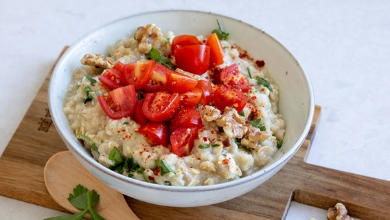 Ein Teller mit einem Tomatenmüsli © ZS-Verlag Foto: Claudia Timmann