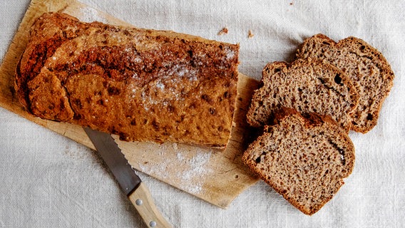 Ein aufgeschnittenes Vollkornbrot. © NDR Foto: Claudia Timmann