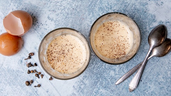 Zabaione mit geriebener Zimtblüte in zwei Gläsern serviert © NDR Foto: Claudia Timmann