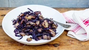 Pilz Kartoffel Pfanne Mit Rotkohl Sauerkraut - 