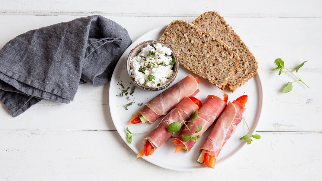 Gefüllte Schinkenröllchen mit Vollkornbrot | NDR.de - Ratgeber - Kochen ...