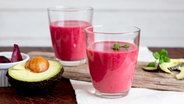 Roter Smoothie mit Avocado, Roter Bete und Leinöl in zwei Gläsern. © NDR Foto: Claudia Timmann