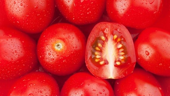 Ganze und eine aufgeschnittene frische Tomaten © Colourbox Foto: Evgeny Karandaev