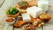 Nüsse, Tofu, Sojamilch, Linsen, Brokkoli, Bohnen auf einem Tisch © Fotolia.com Foto: anaumenko