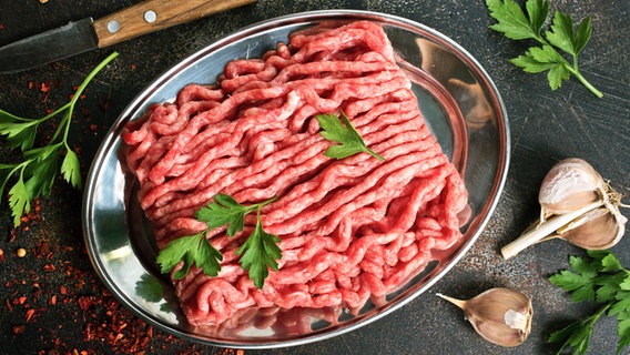 Auf einem silbernen Teller liegt gemischtes rohes Hackfleisch. © Colourbox Foto: Y. Haivoronska
