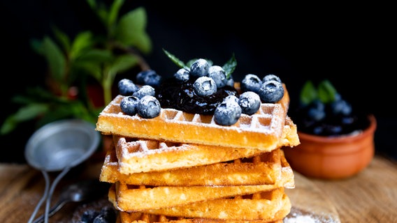 Ein Stapel Belgische Waffeln mit Blaubeeren und Puderzucker © Colourbox Foto: Aleksandar Ilic