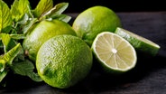 Ganze und aufgeschnittene Limetten. © fotolia Foto: GreenArt