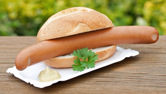 Wiener Würstchen mit Senf in einem Brötchen © Fotolia Foto: Sjuefraphoto