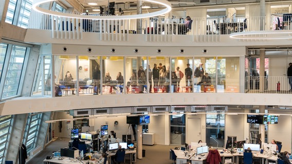 Schülerinnen und Schüler schauen in den tagesschau Newsroom. © NDR/Janis Röhlig 