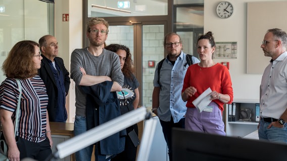 Lehrerinnen und Lehrer stehen mit Journalistin Carolin Fromm (2.v.r.) und Redakteur Marcel Müller (rechts) in der Redaktion von NDR Info Fernsehen. © NDR Foto: Janis Röhlig