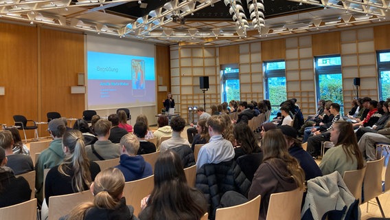 Amelie Marie Weber steht vor Schülerinnen und Schüler. © NDR 