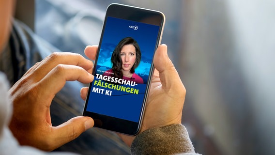 Eine Person hält ein Handy in den Händen. © NDR/iStock/BongkarnThanyakij Foto: BongkarnThanyakij