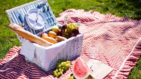 Ein gefüllter Picknickkorb © colourbox Foto: Bruno Weltmann
