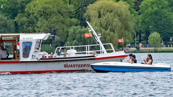 Ein Alsterschiff und ein Sportboot auf der Alster in Hamburg. © picture alliance Foto: Chris Emil Janssen