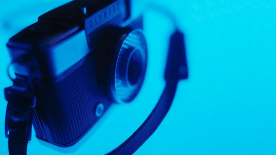 Eine Kamera auf blauem Hintergrund © picture-alliance / scanpix 