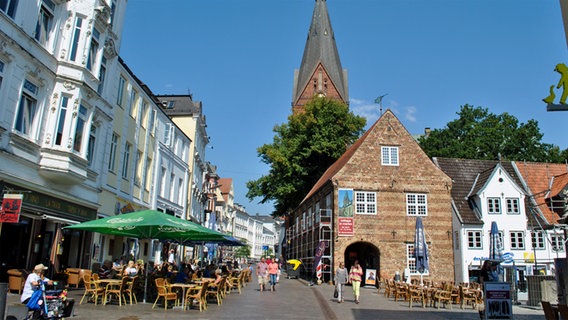 Ein von alten Häusern umgebener Platz mit Tischen und Stühlen. © NDR Foto: Janine Kühl