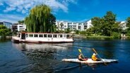 EIn Alsterschiff und zwei Kajakfahrer auf der Alster in Hamburg Winterhude © picture alliance Foto: Karl-Heinz Spremberg