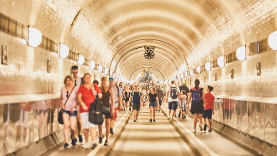 Besucher gehen in einer Röhre des Alten Elbtunnels spazieren. © Mediaserver Hamburg Foto: ThisIsJulia Photography