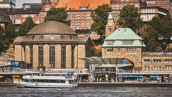 Der Eingangsbau des Alte Elbtunnels in Hamburg, von der Elbe aus gesehen. © Mediaserver Hamburg Foto: ThisIsJulia Photography