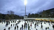 Besucher fahren Schlittschuh auf der EisArena in Planten un Blomen. © NDR 