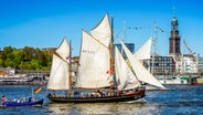 Das Traditionsschiff "Landrath Küster" bei der Einlaufparade zum Hafengeburtstag im Jahr 2016. © picture alliance / Bildagentur-online Foto: Ohde