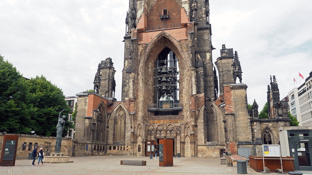 Mahnmal St. Nikolai - zwischen Erinnerungskultur und Fußball-Euphorie ...