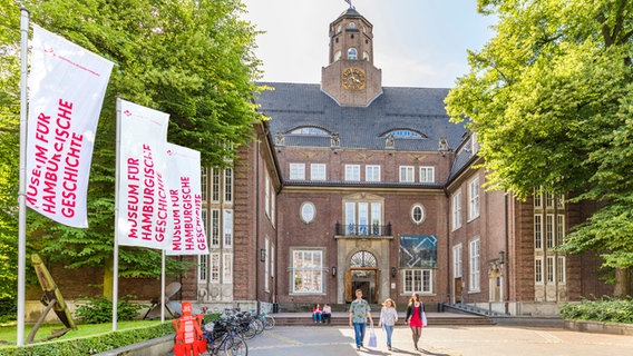 Besucher vor dem Haupteingang des Museums für Hamburgische Geschichte. © SHMH Foto: Sinje Hasheider